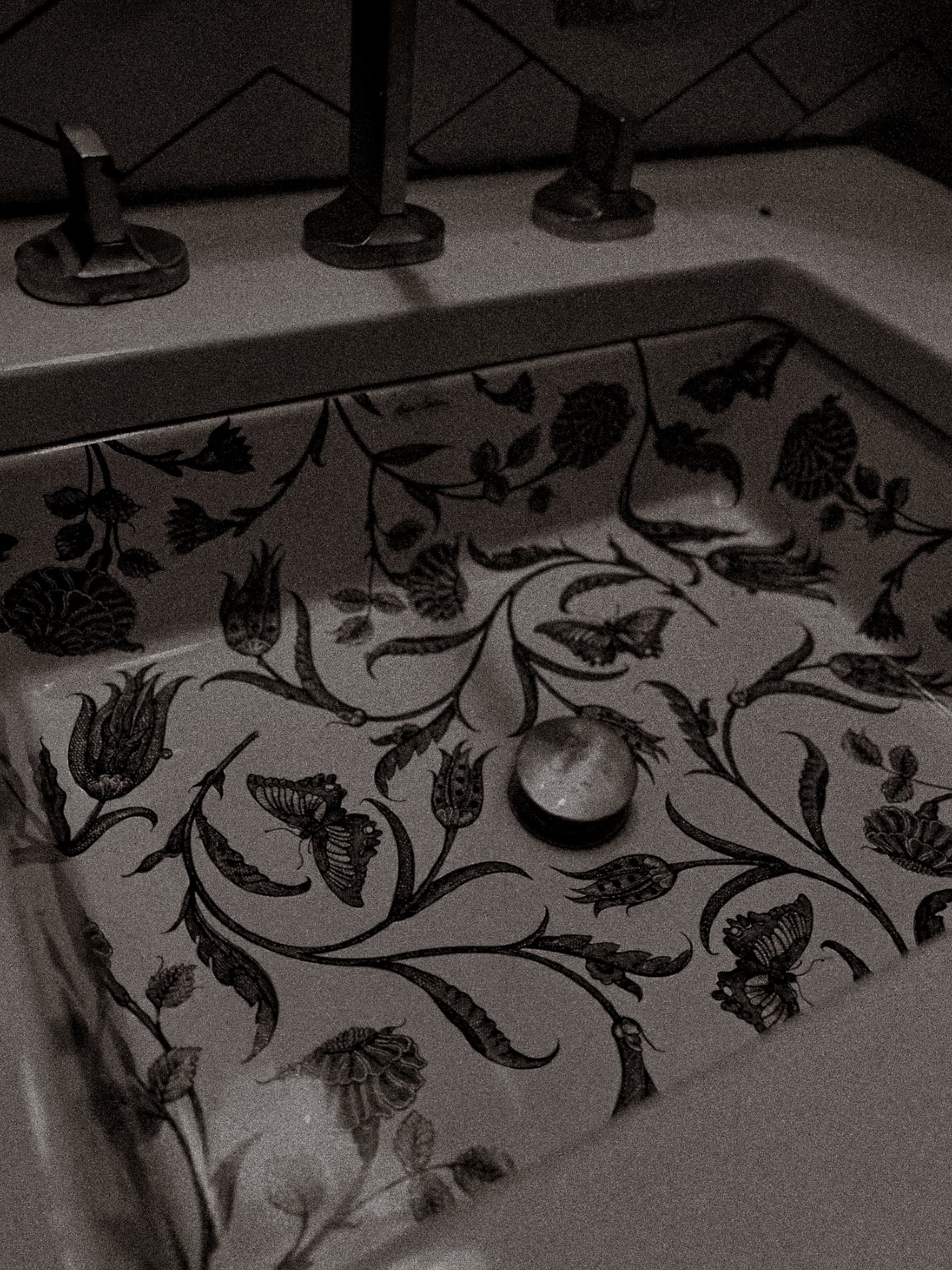 Floral patterned sink detail